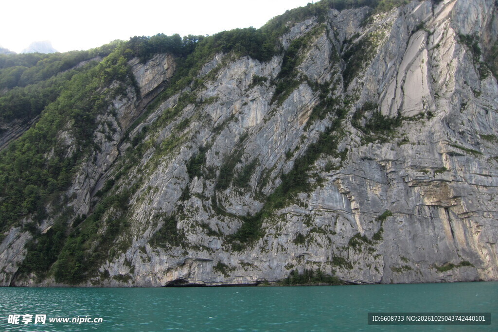 临江陡崖山水风光