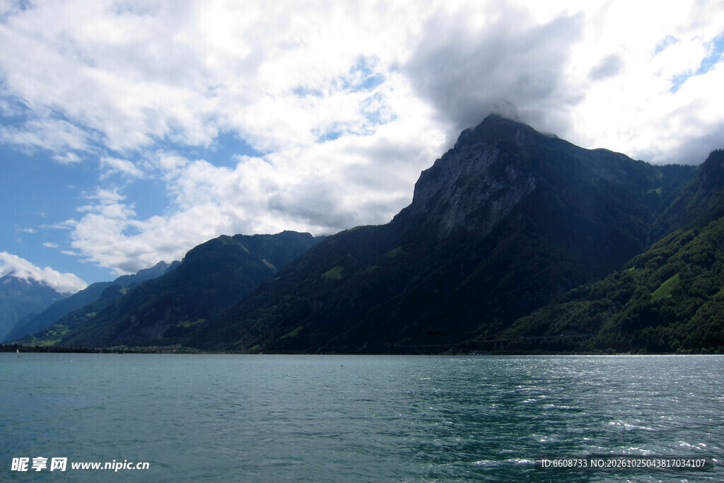 湖山云天自然风景