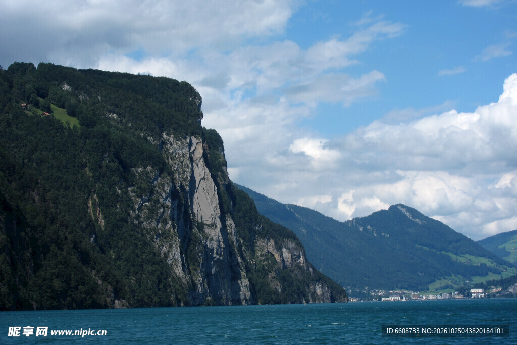 临湖陡崖山水风光