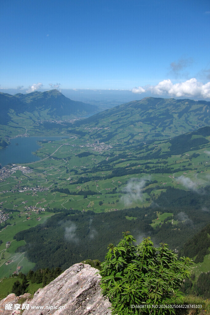 高山俯瞰山野风光