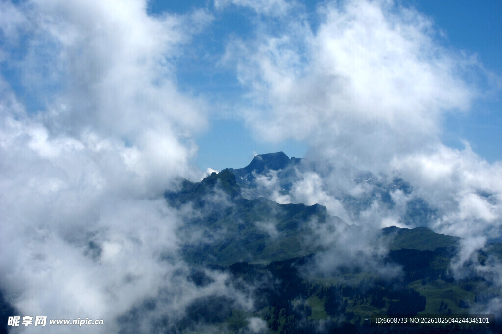 云绕青山蓝天美景