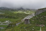 雾中山野小屋景观
