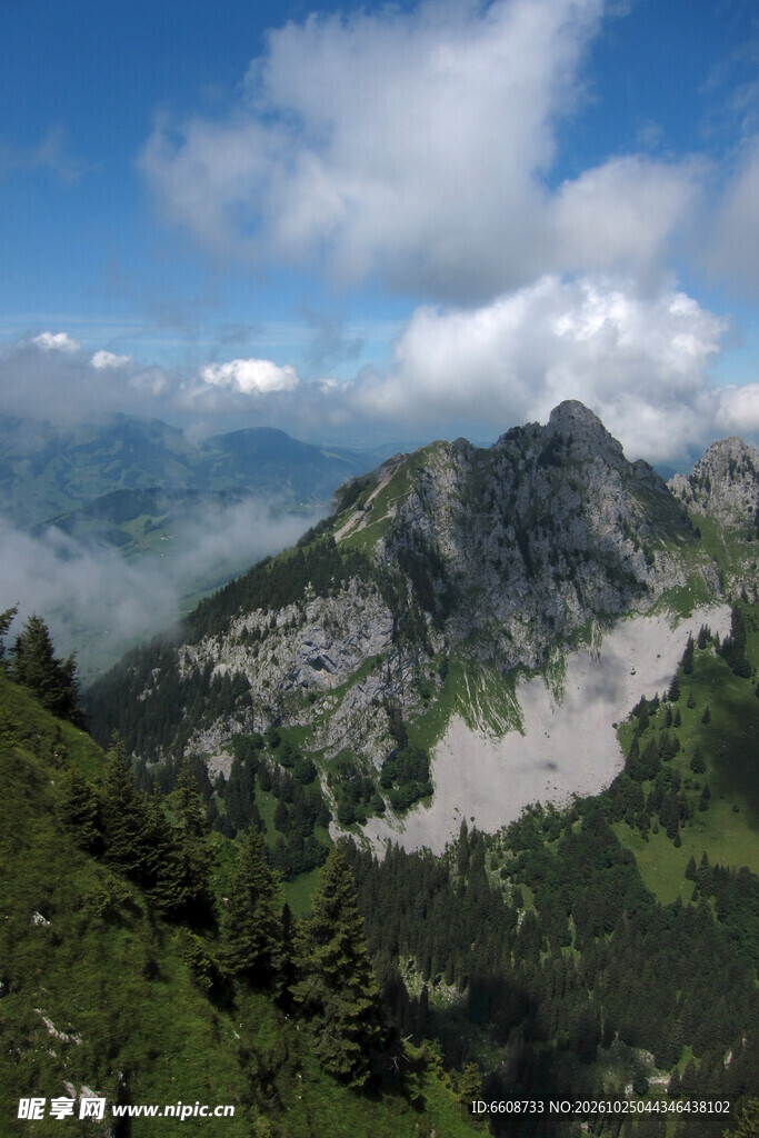 高山晴日自然风景