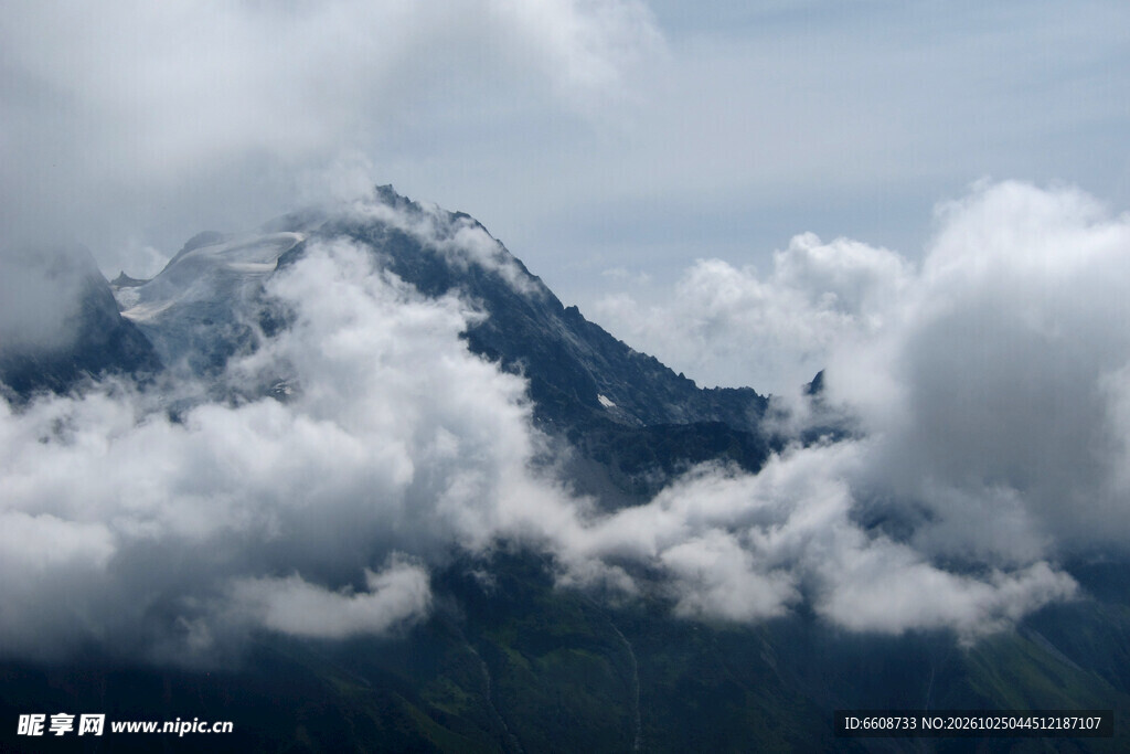 云雾缭绕的高山