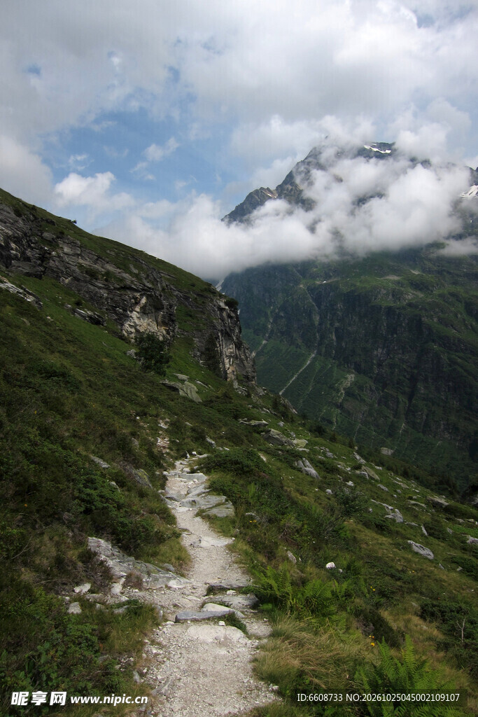 山间徒步步道山野风光