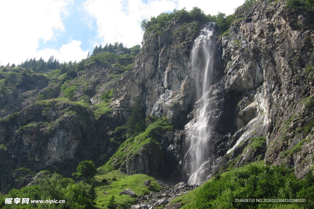 高山崖壁瀑布风光