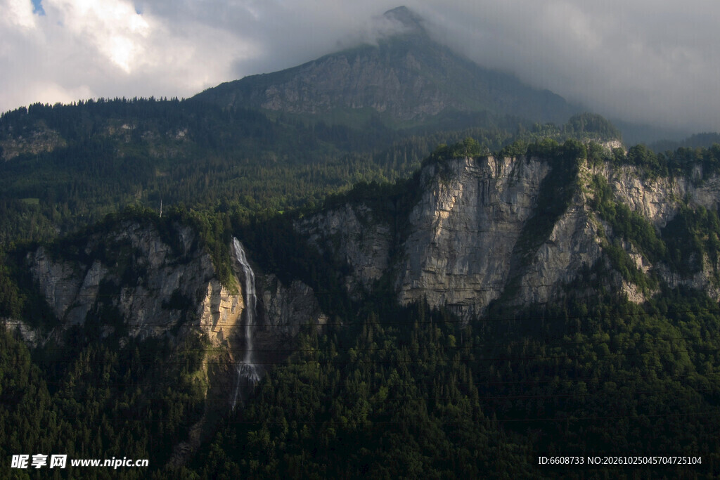 远山层叠自然风景