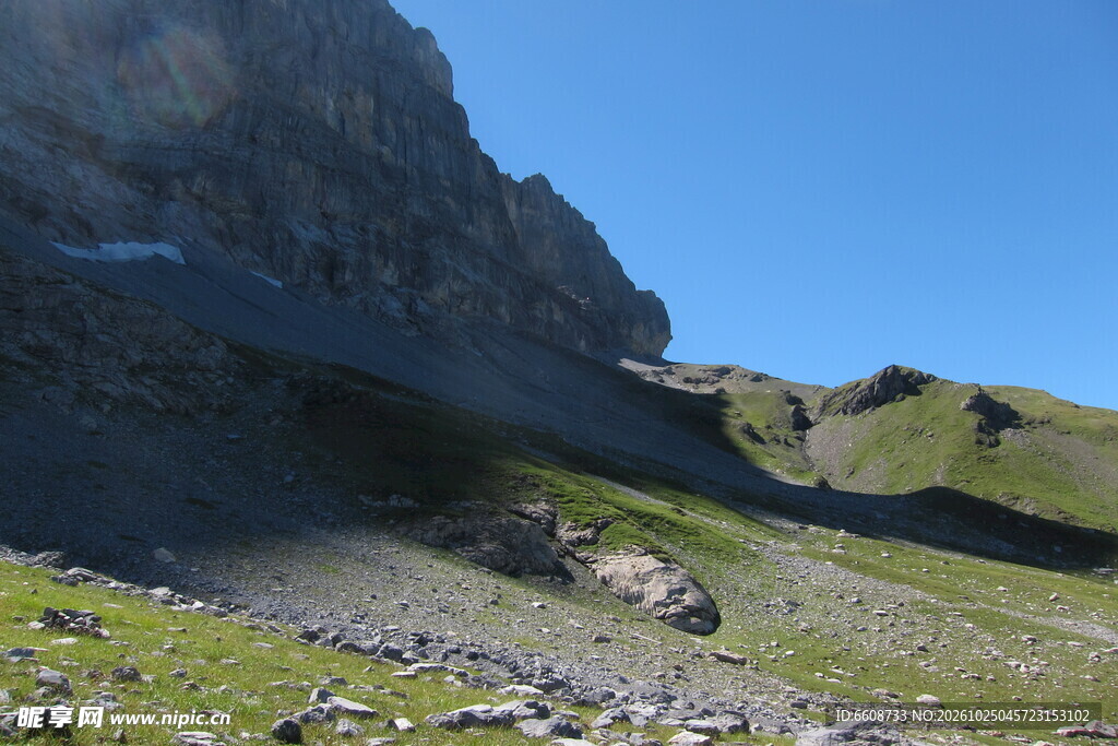 高原晴日山野风光