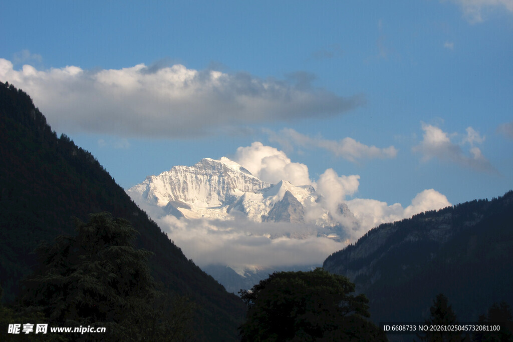 远山晴空云景