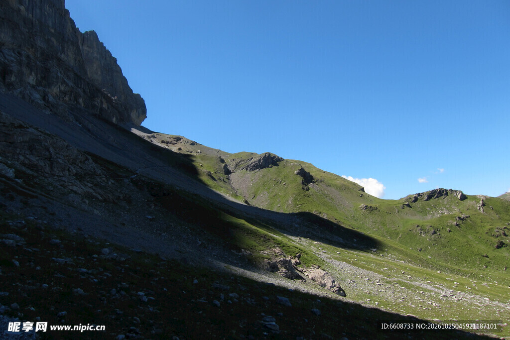 高原山地晴日风光