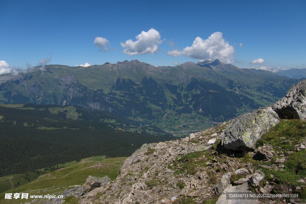 高山远眺晴朗山景