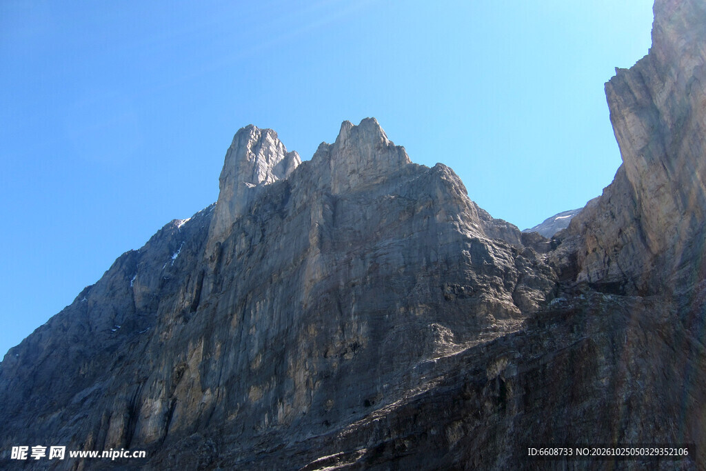 晴空下的险峻山峰