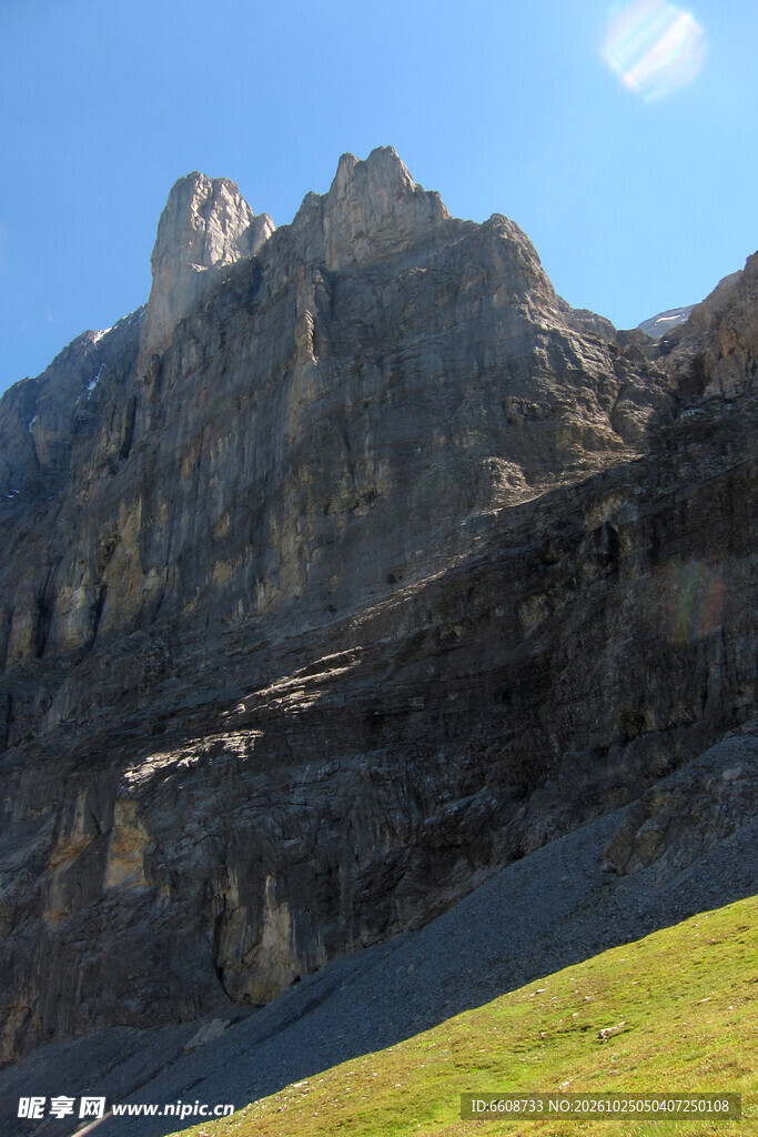 高山陡崖晴日风光