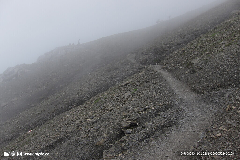 雾绕山间荒野土路