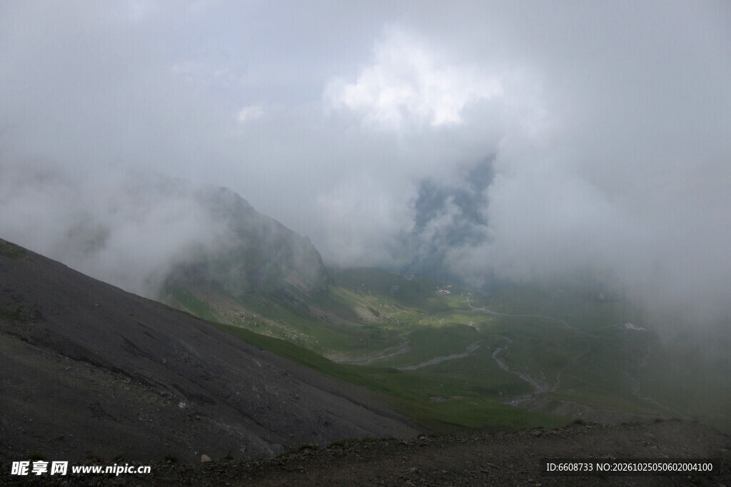 雾绕山野朦胧风光