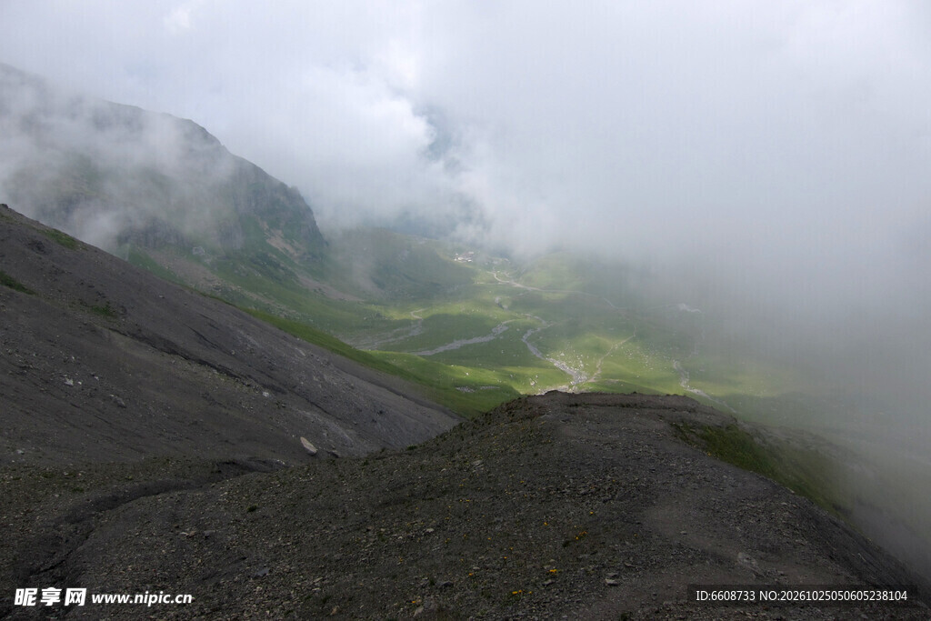 雾中山野自然风景