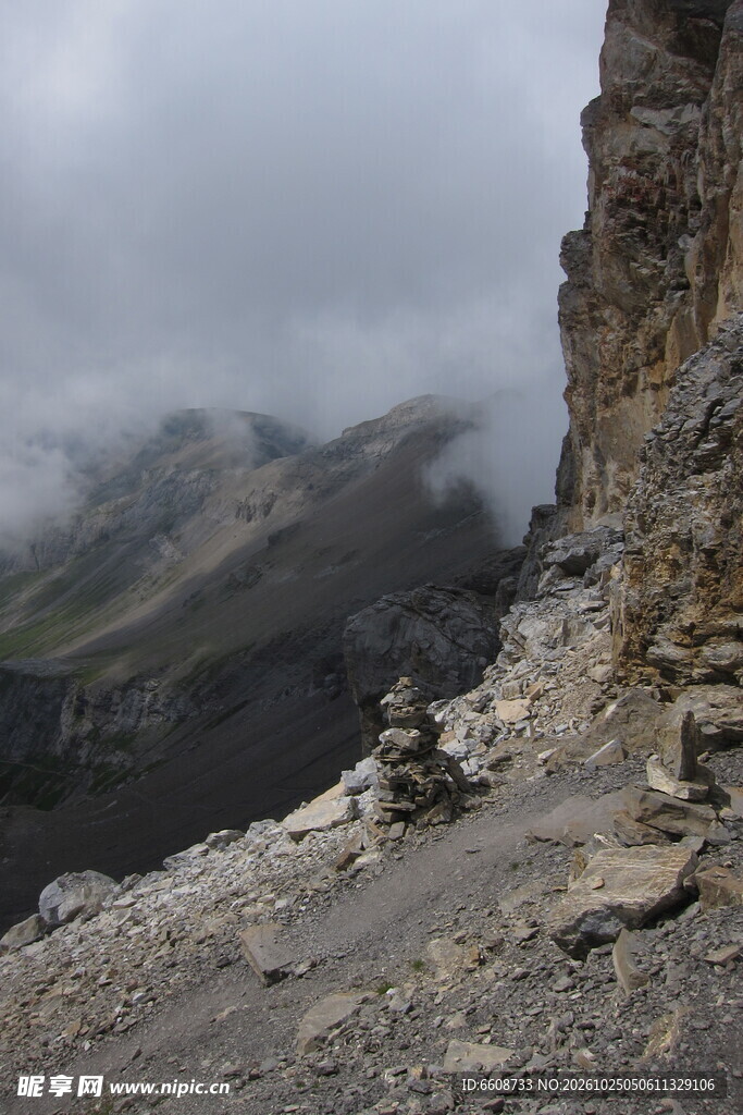 雾天山间登山步道