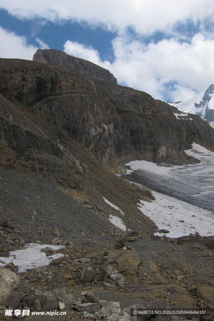 高海拔山地残雪景观
