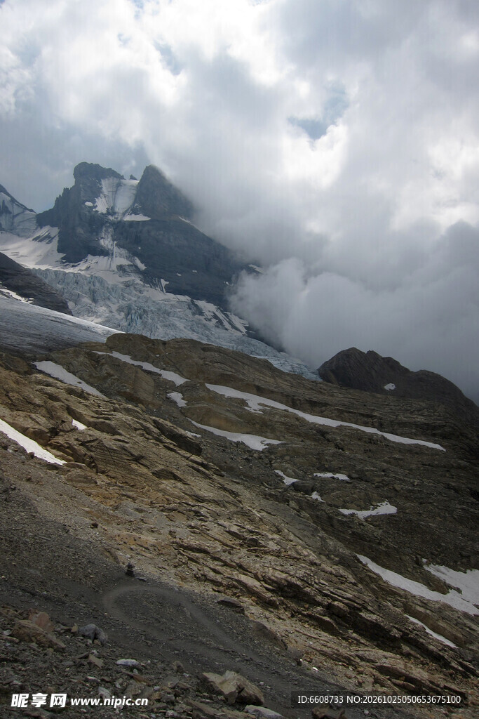 阴云下的高山雪原风光