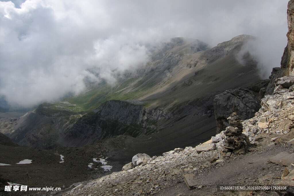 云雾缭绕高山风光