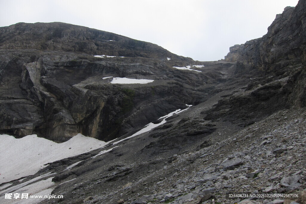 山野残雪峡谷风光