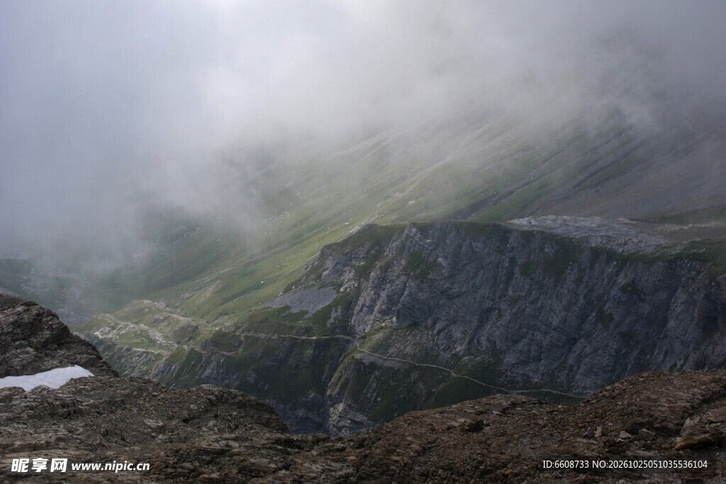 雾绕山野朦胧景观