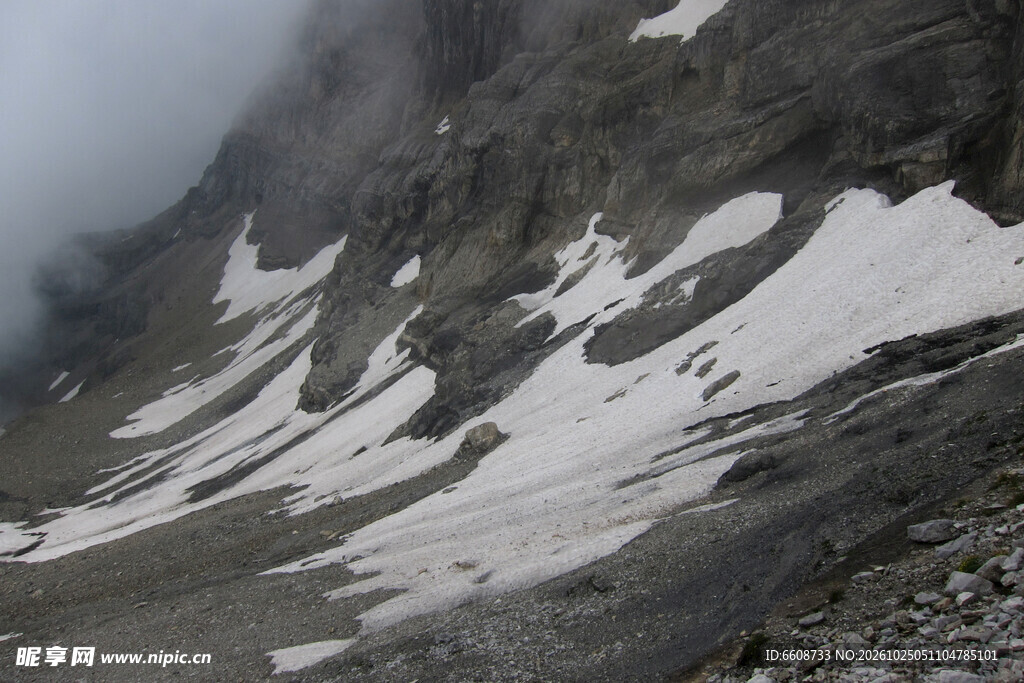 高山残雪雾色风光