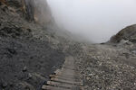 雾中山间登山步道