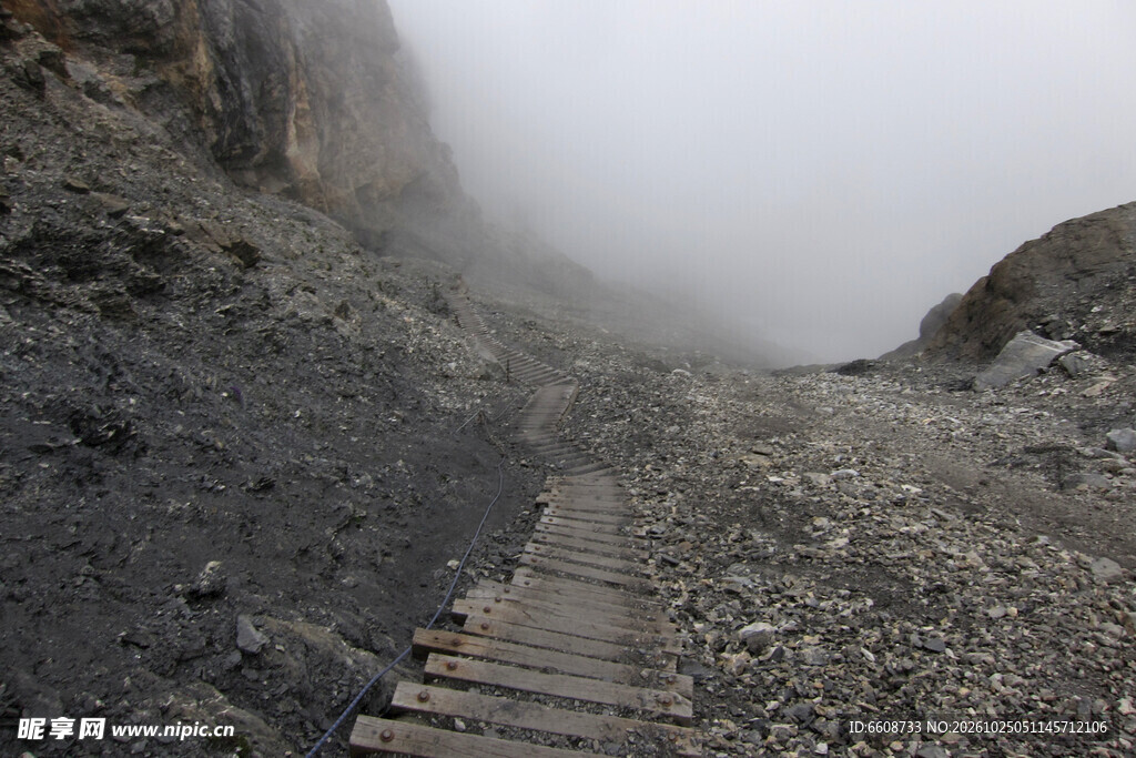 雾中山间登山步道