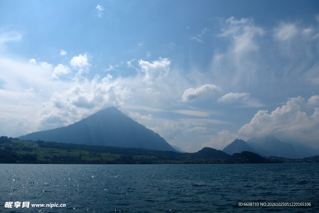 远眺富士山湖畔风光