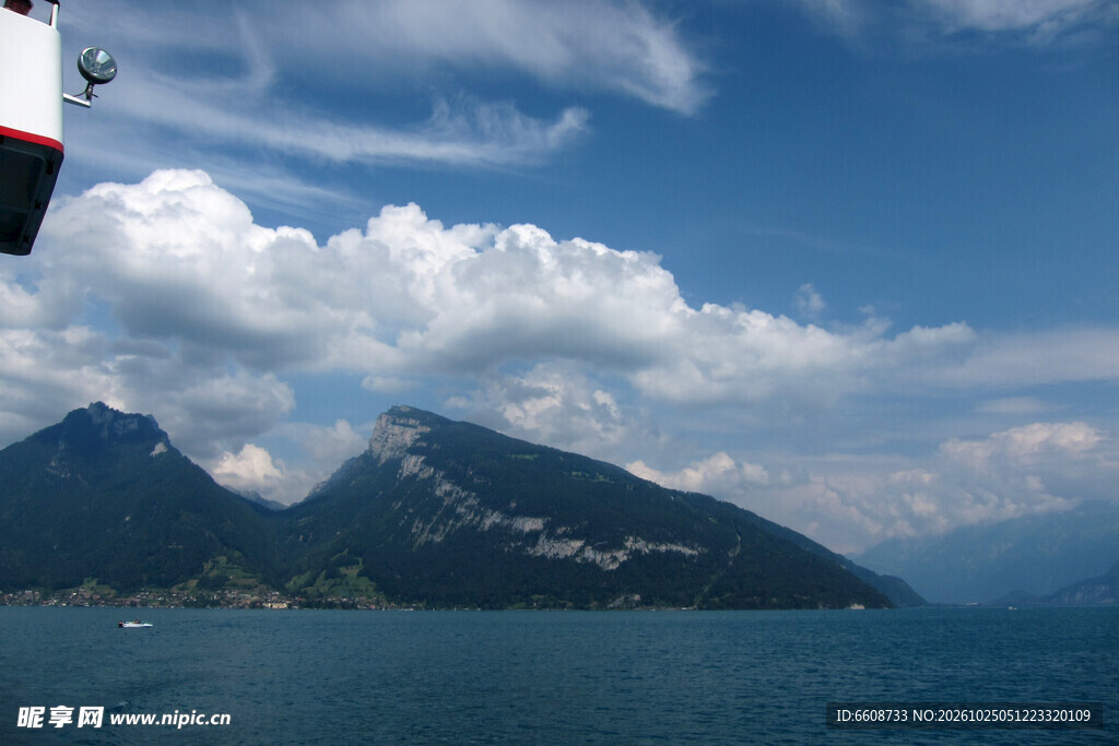 山湖晴空自然美景