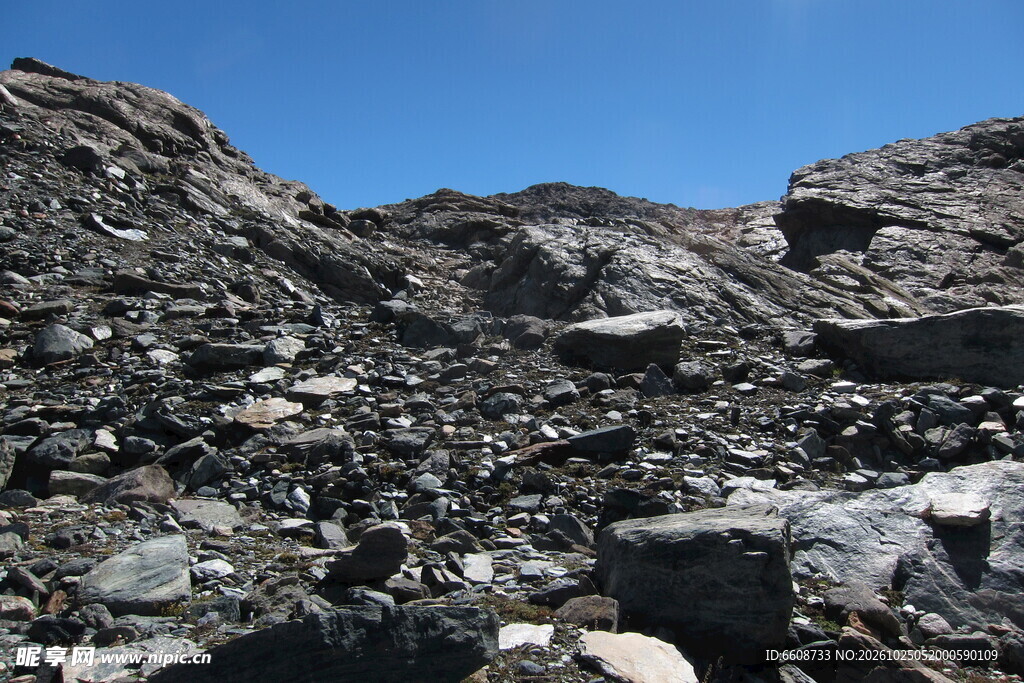 高原裸岩山野风光