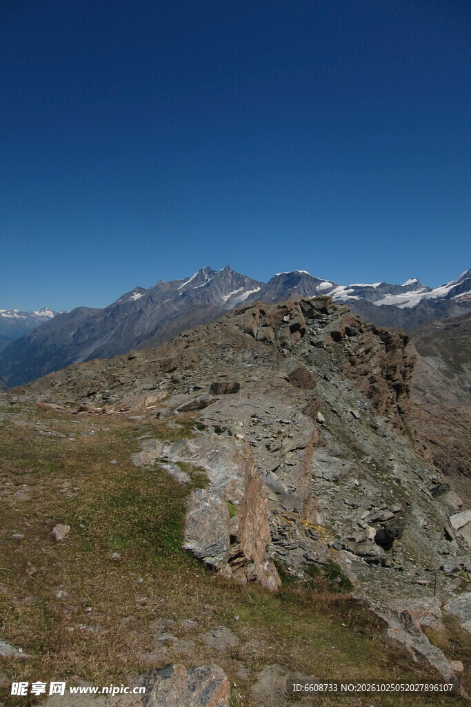 高山旷野晴日风光