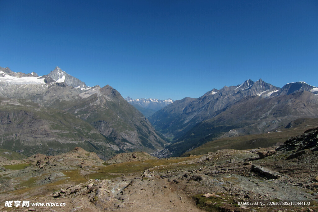 高原山地晴日风光