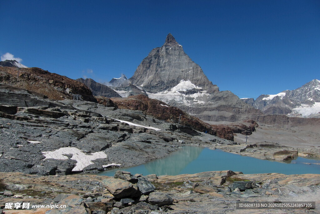 马特洪峰高山湖泊风光