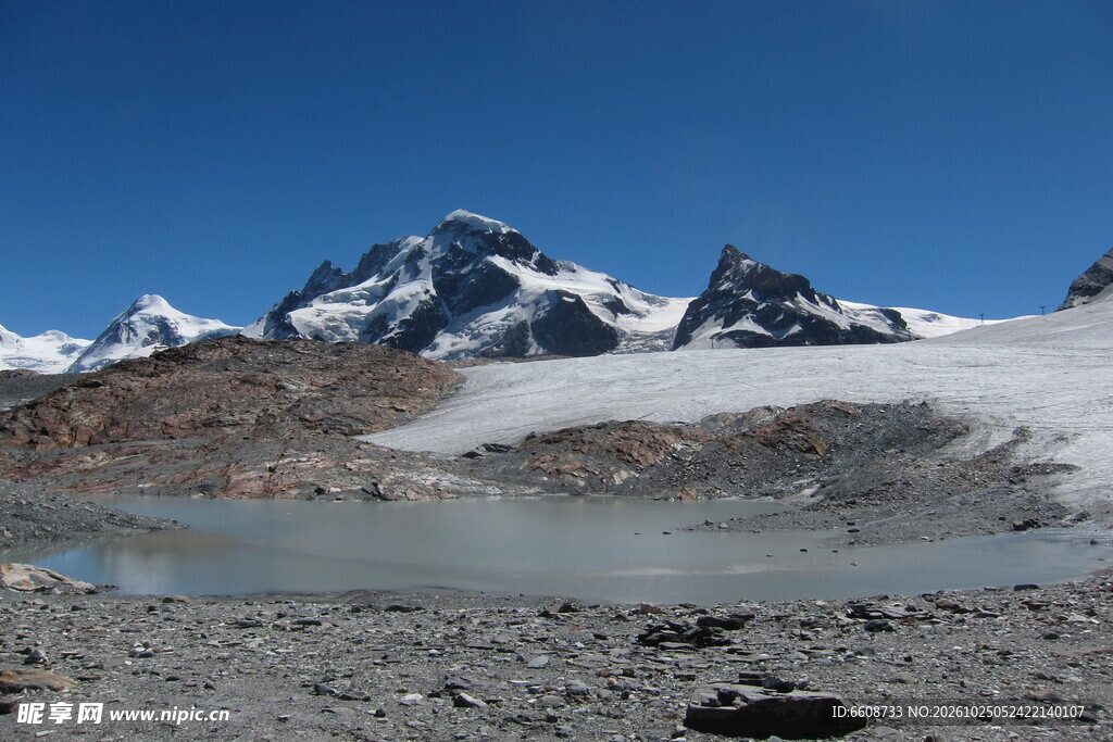 高原雪山湖泊风光