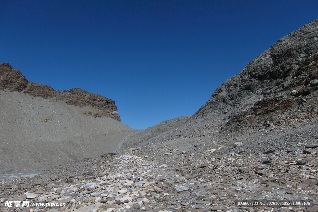 荒漠戈壁蓝天山野风光