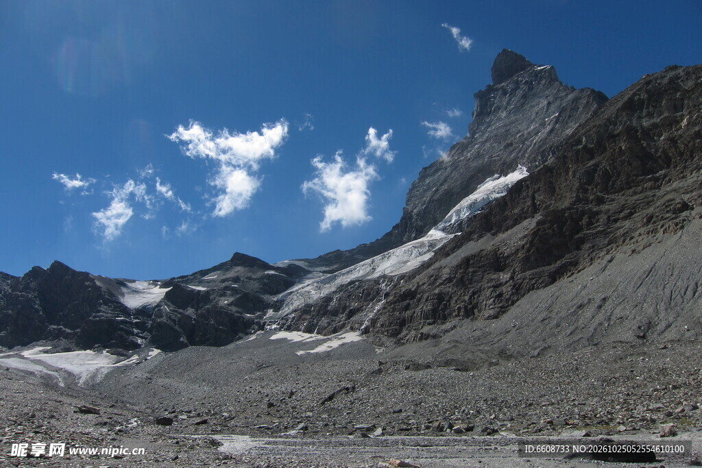 高原山地晴日风光