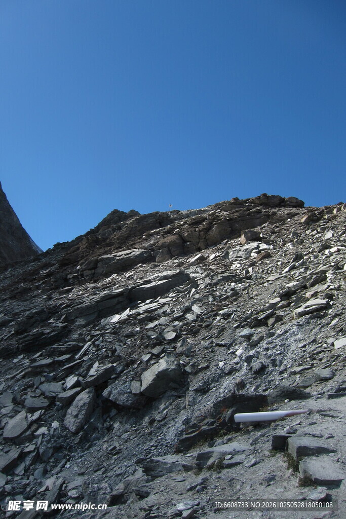 蓝天砾石山坡风光