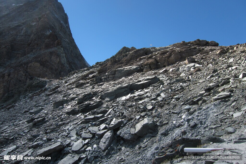 高山碎石坡蓝天风光