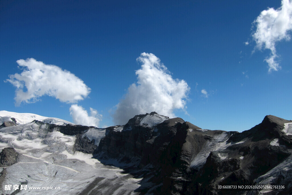 高原雪山晴空美景