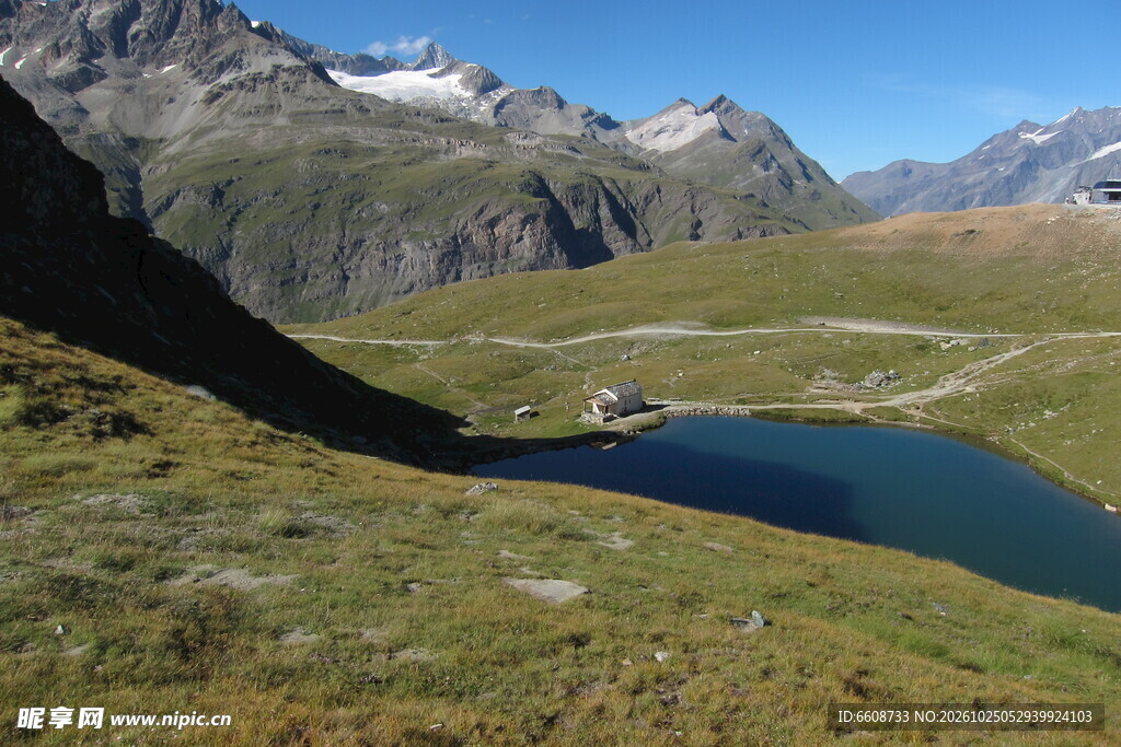 高山草甸湖泊风光