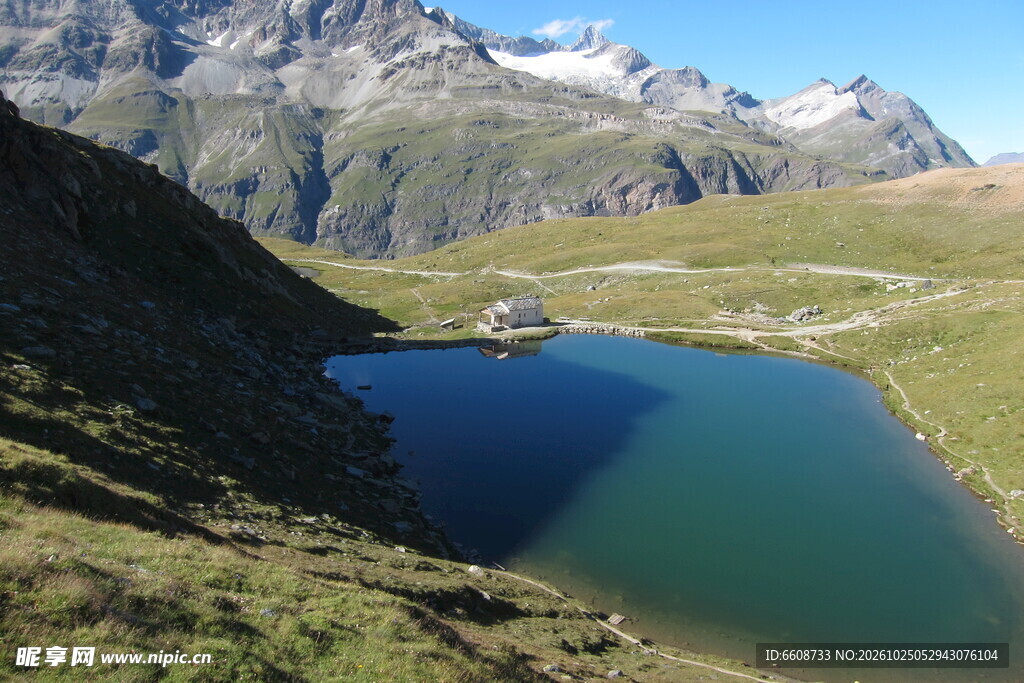 高山草甸湖泊风光