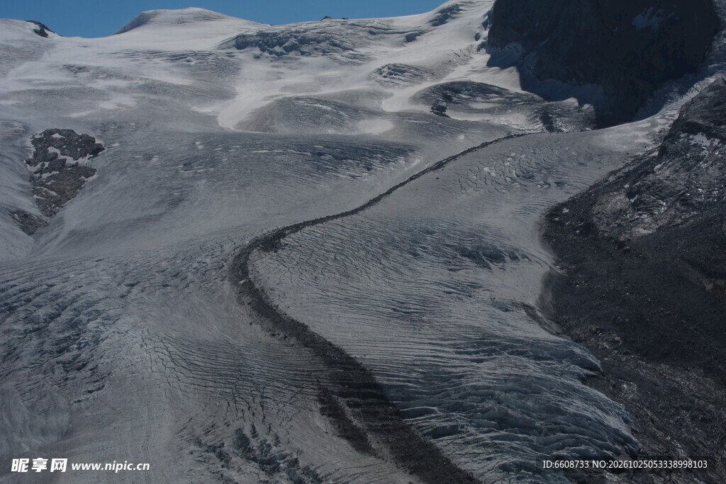 雪原盘山公路风光