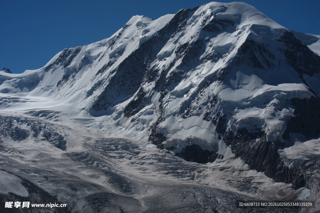 高原雪山壮丽风光