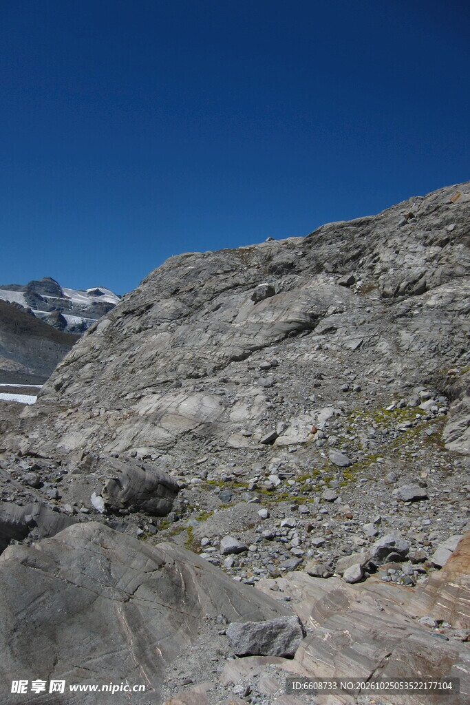 晴日高原山地风光