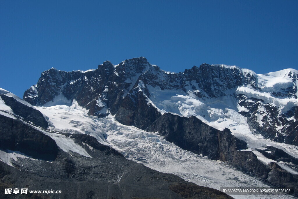 高原雪山壮丽风光
