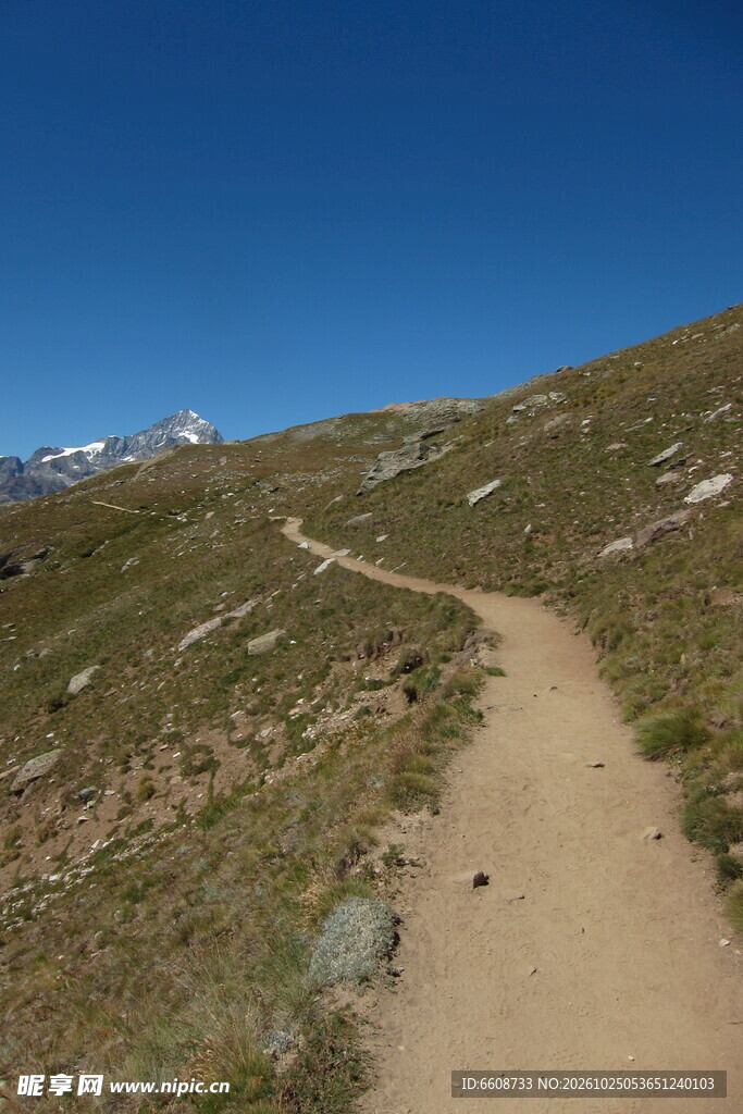 山间徒步小路风光