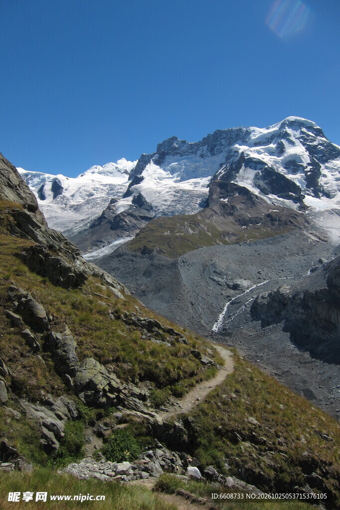 雪山高原徒步山道风光