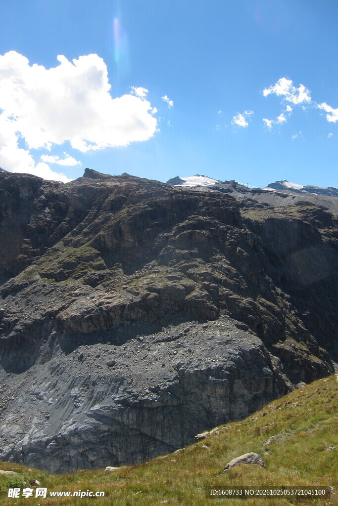 高原山地晴日风光
